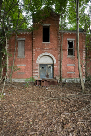 Illustration for article titled A women's asylum rots on an abandoned New York island